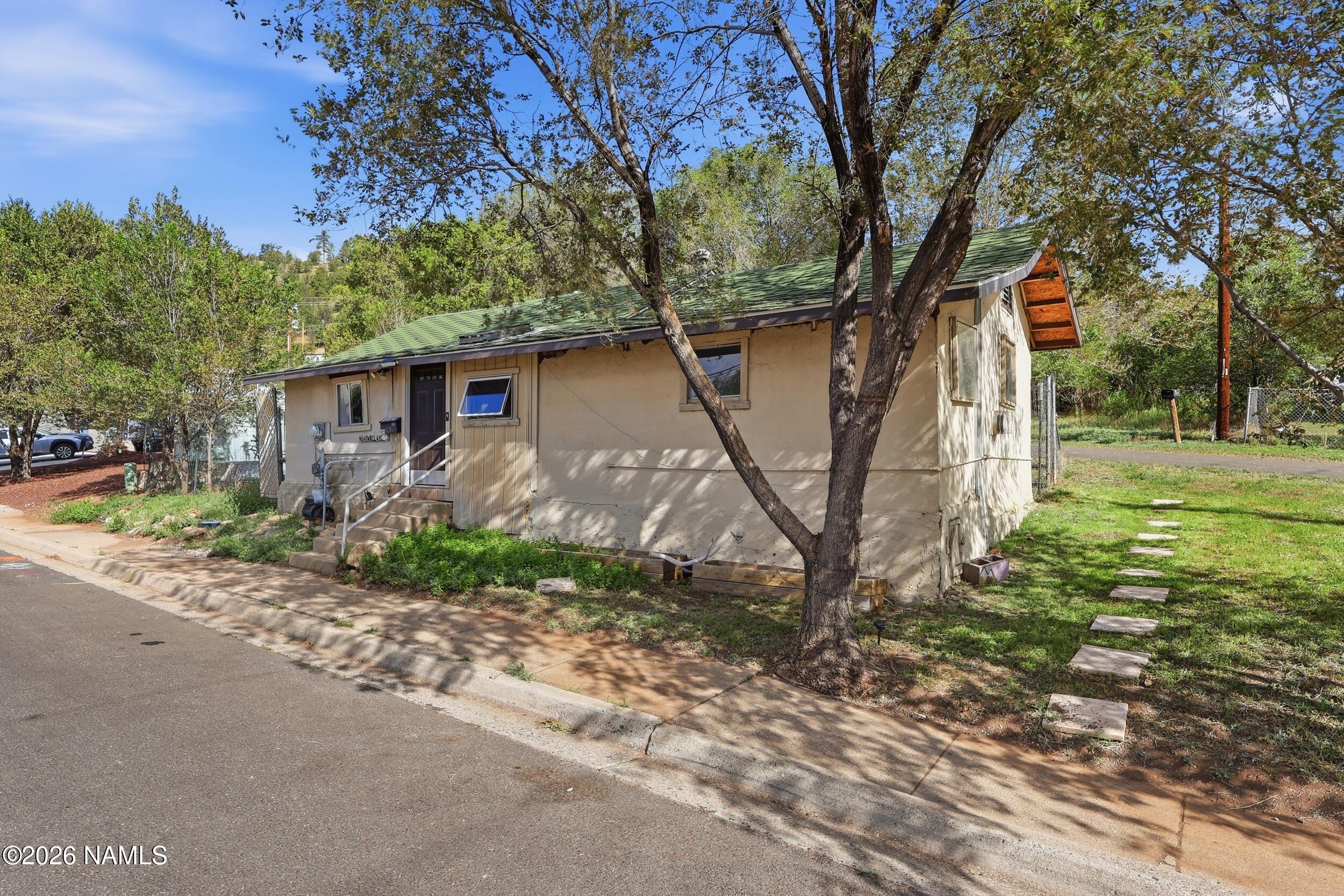 904 W Clay Avenue