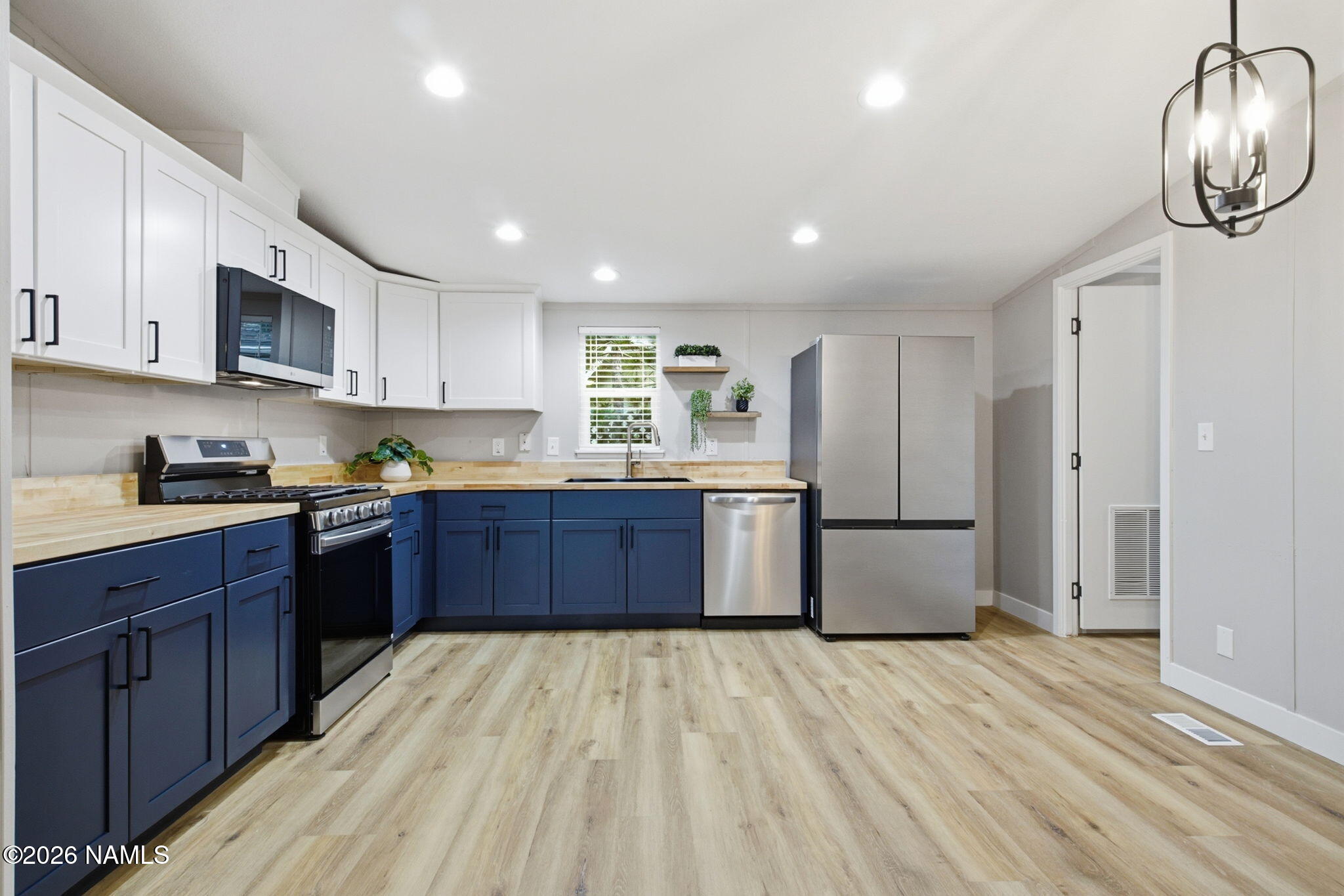 2401 W Adirondack Avenue