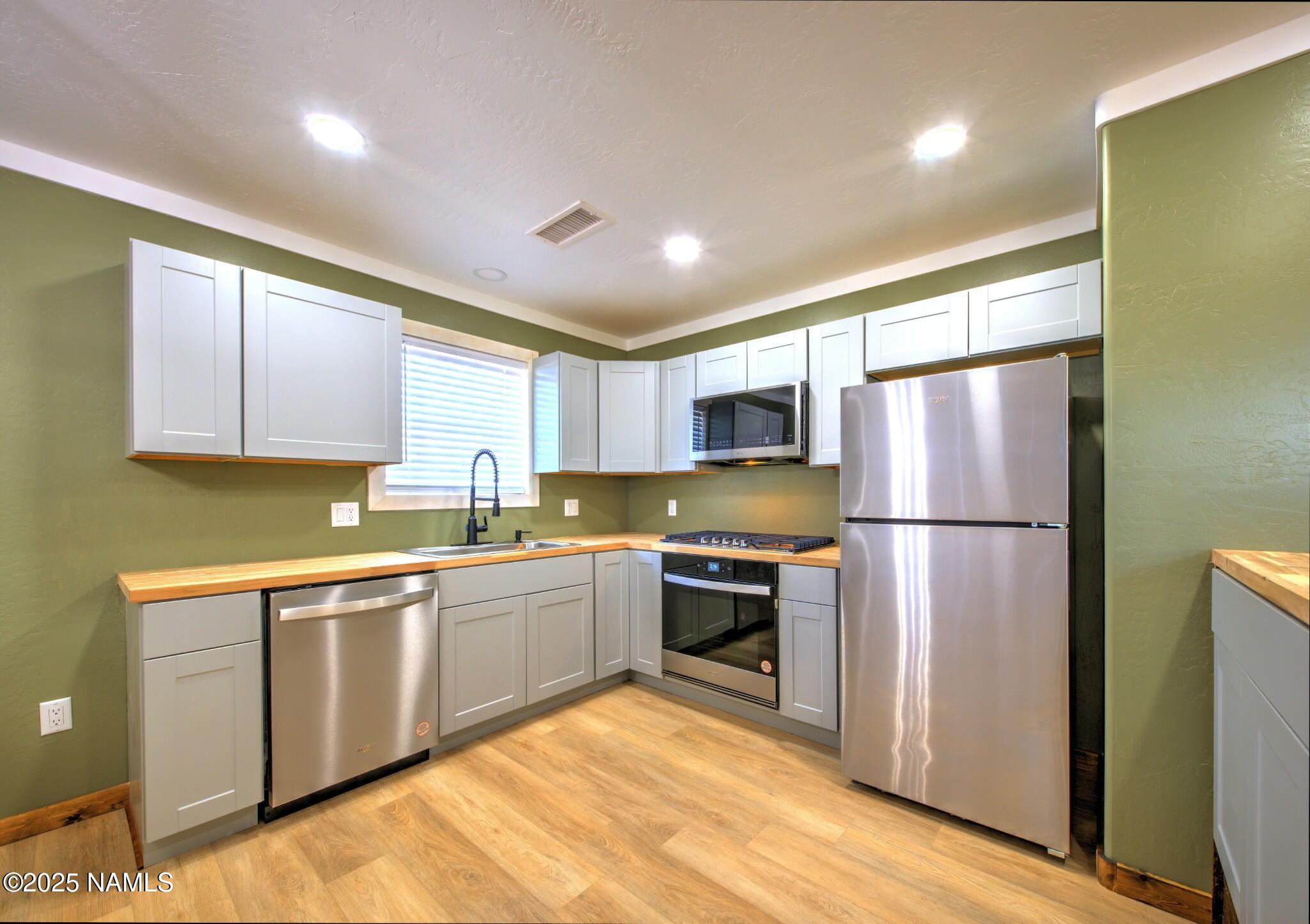 1011 N Apache Avenue