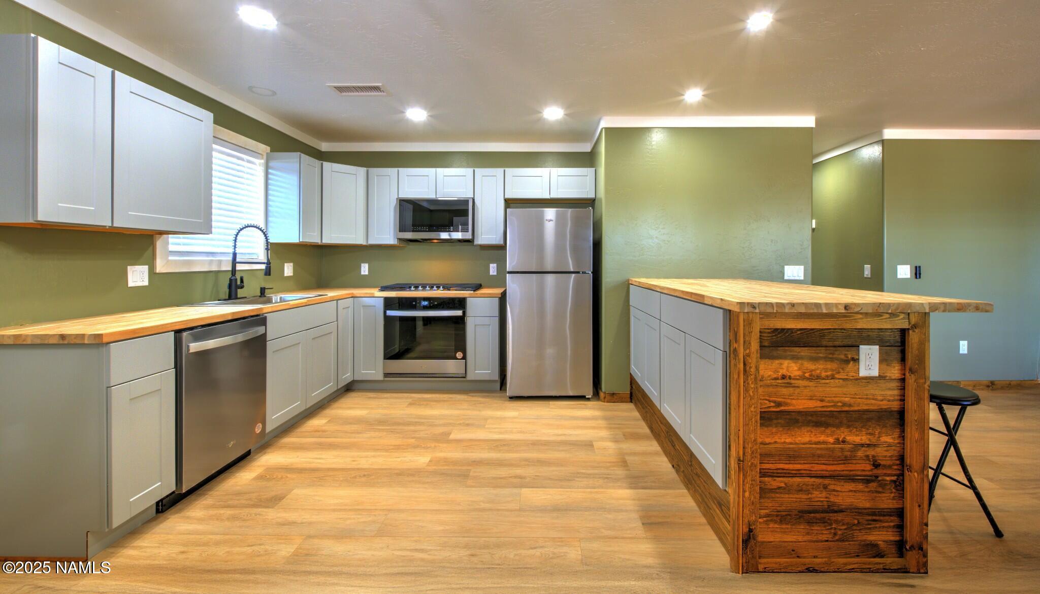 1011 N Apache Avenue