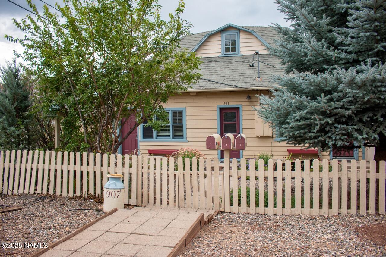 907 W Clay Avenue