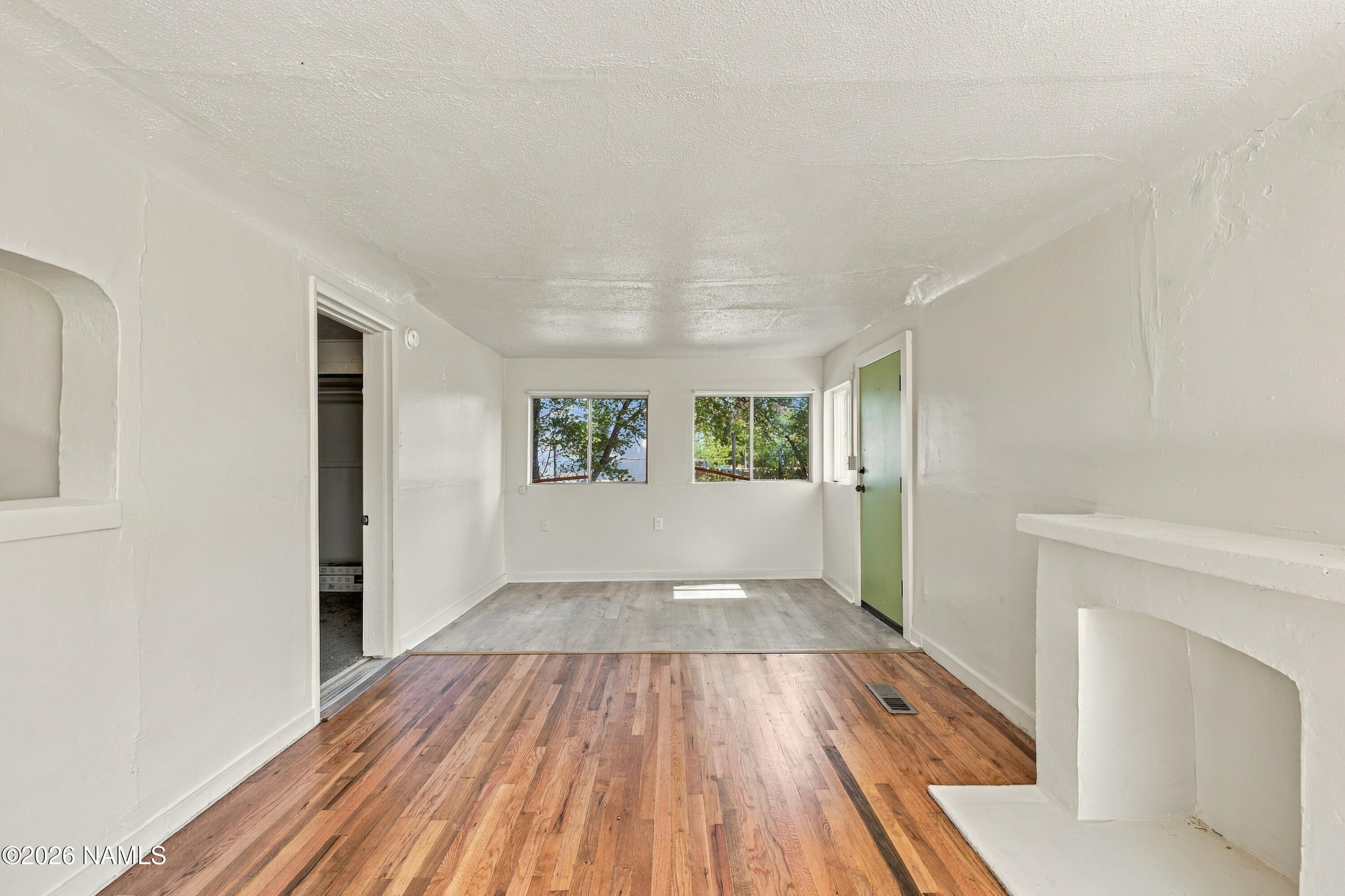 114 E Dupont Avenue