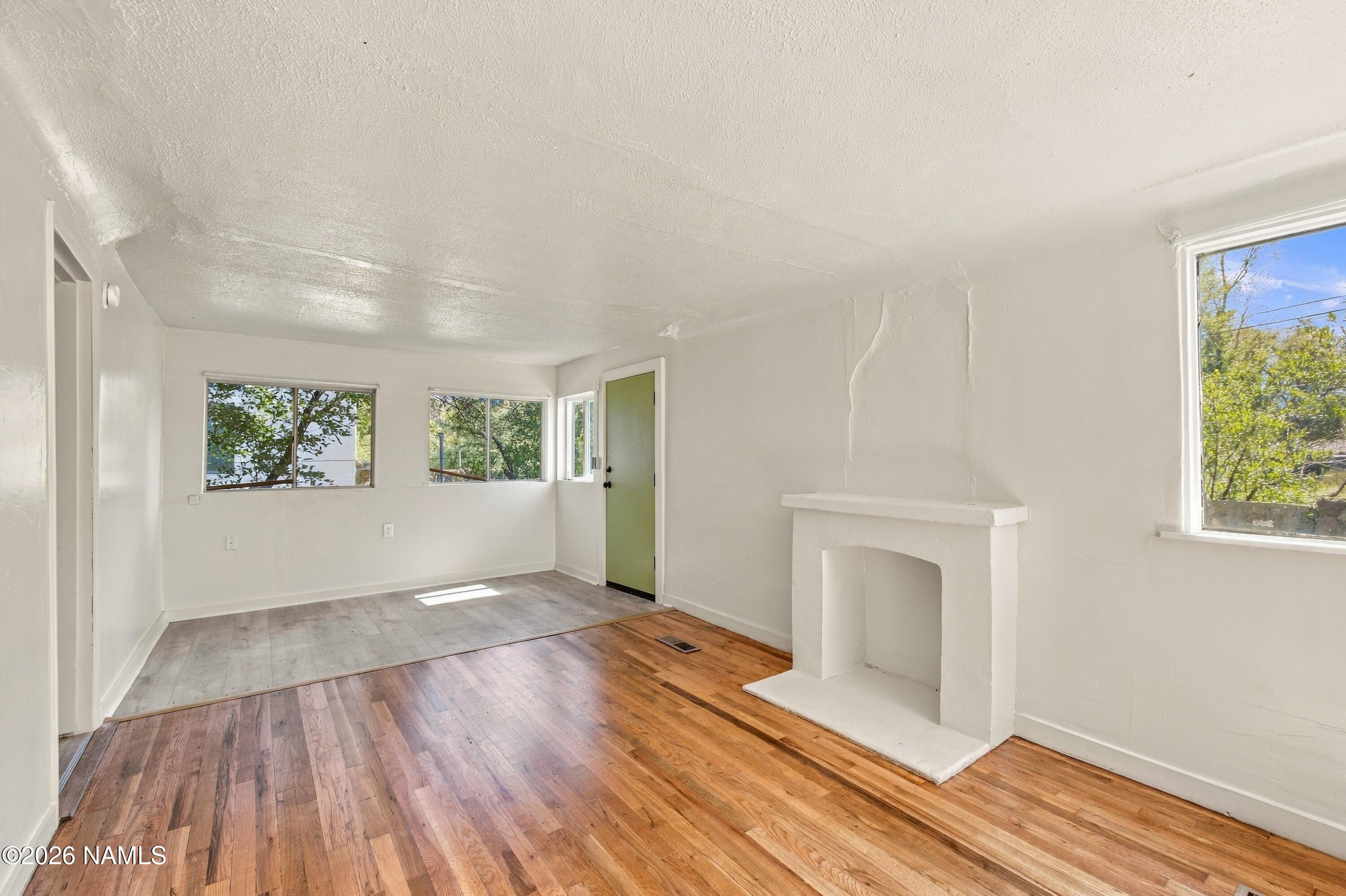114 E Dupont Avenue