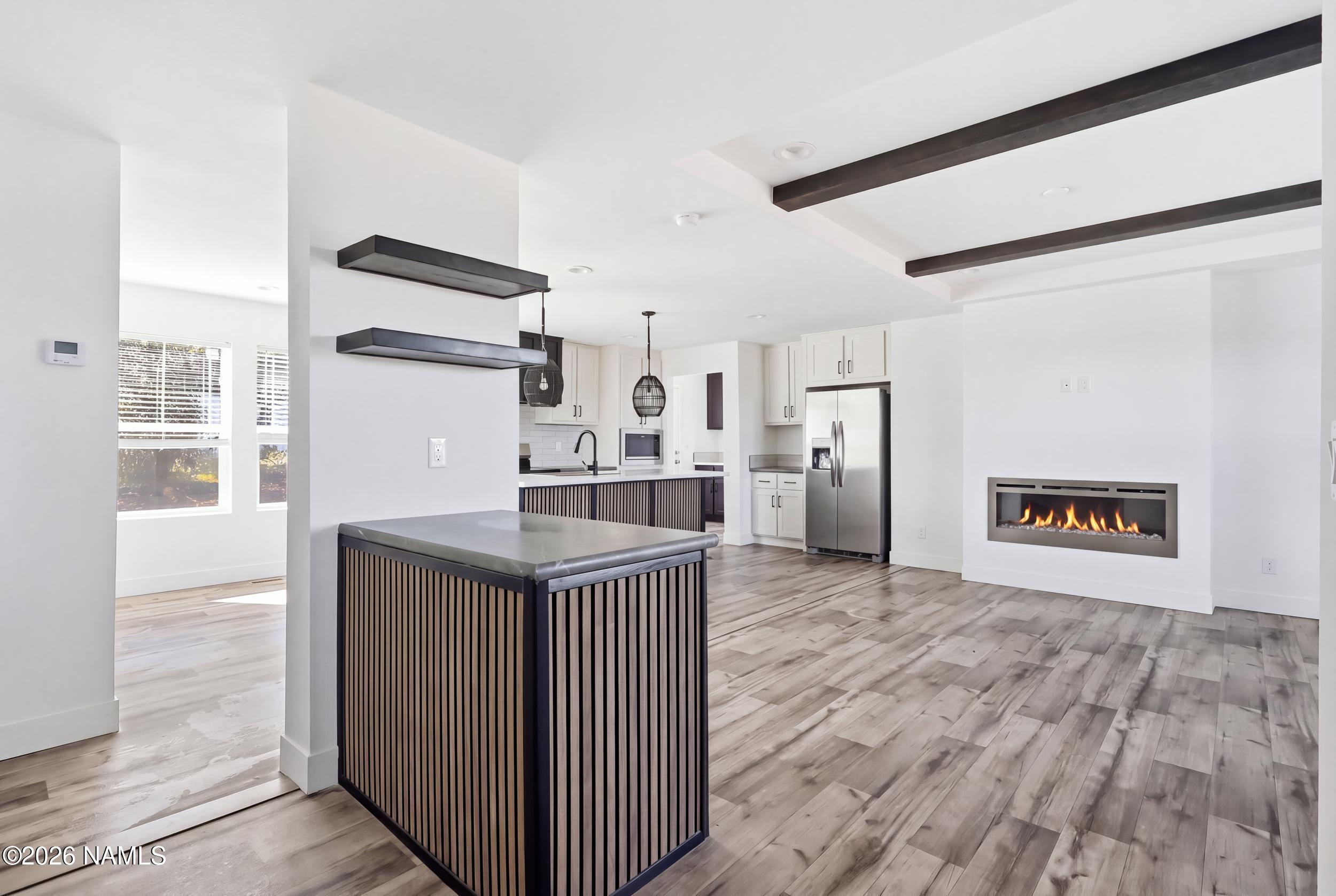 1610 W Wolf Lane