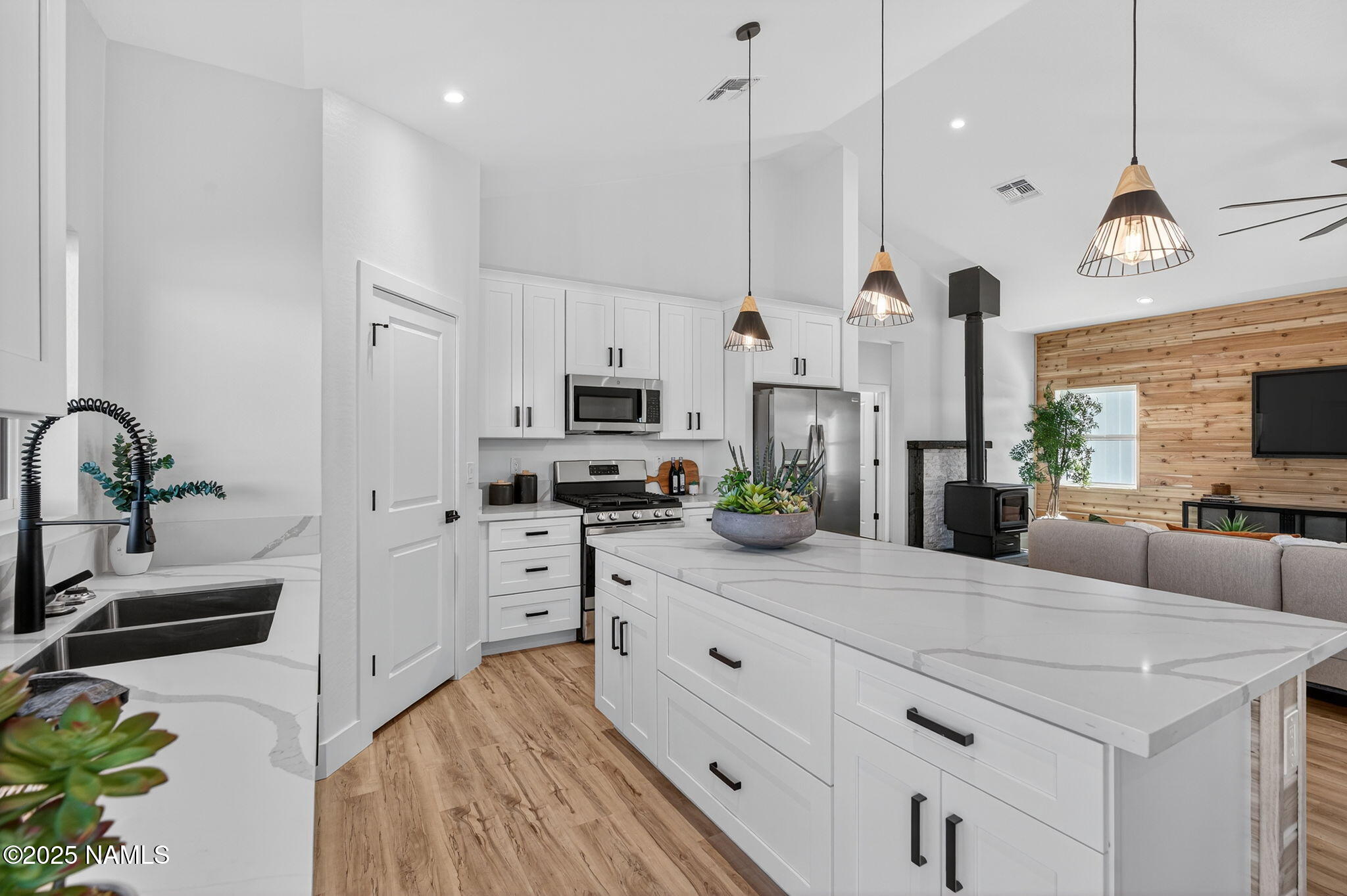 6740 N Isabella Street