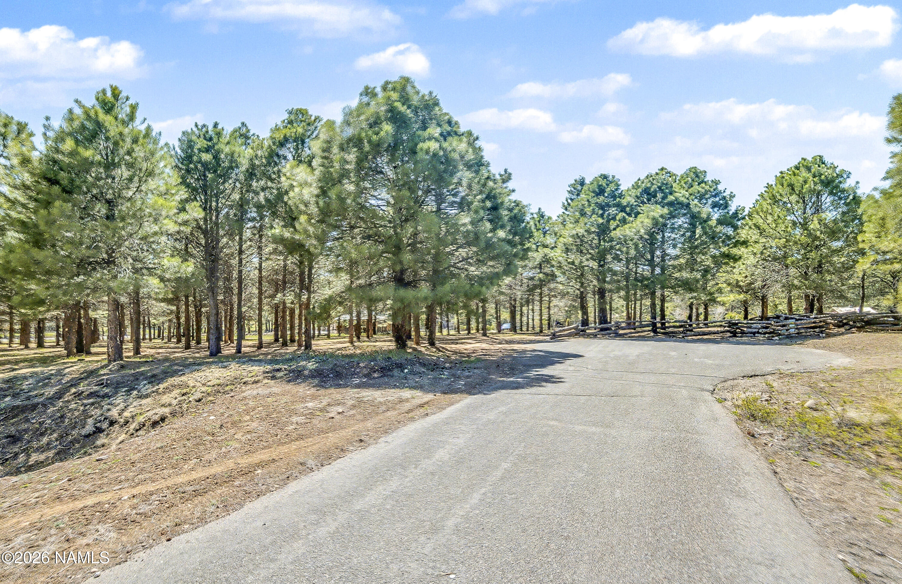 2725 W Creighton Drive