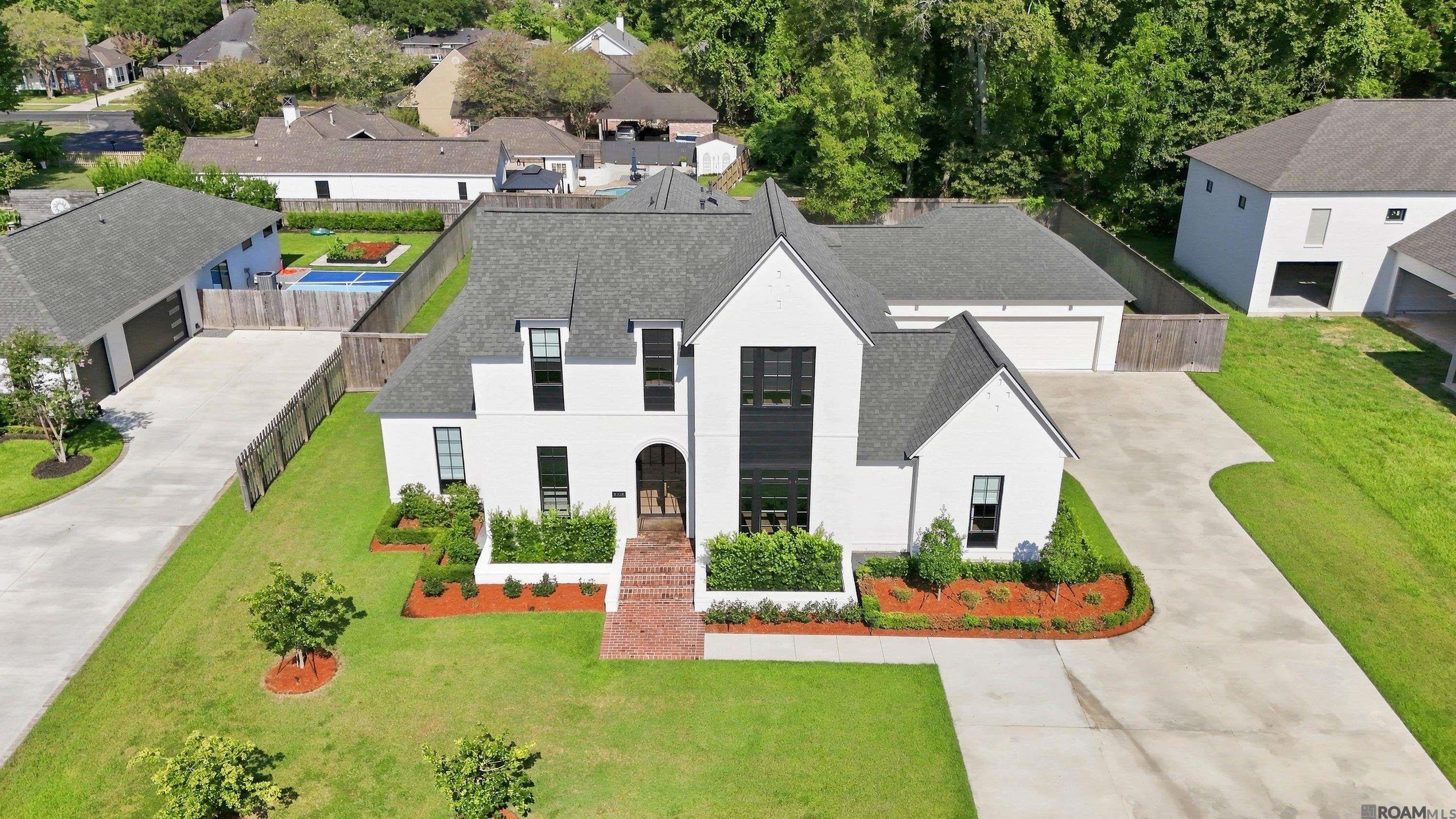 8228 Oakridge Dr