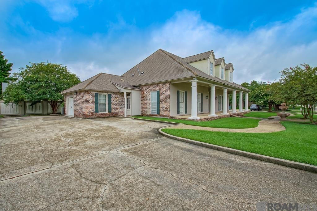 8900 Bluebonnet Blvd