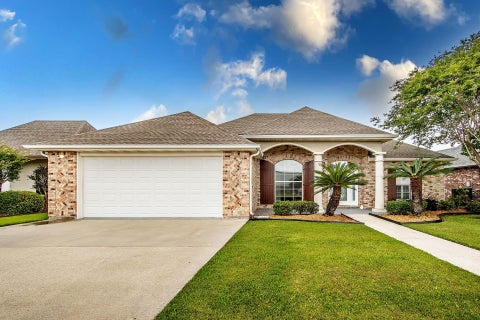 Homes For Sale - 200 Lansdown Drive<br/> Houma, LA 70364