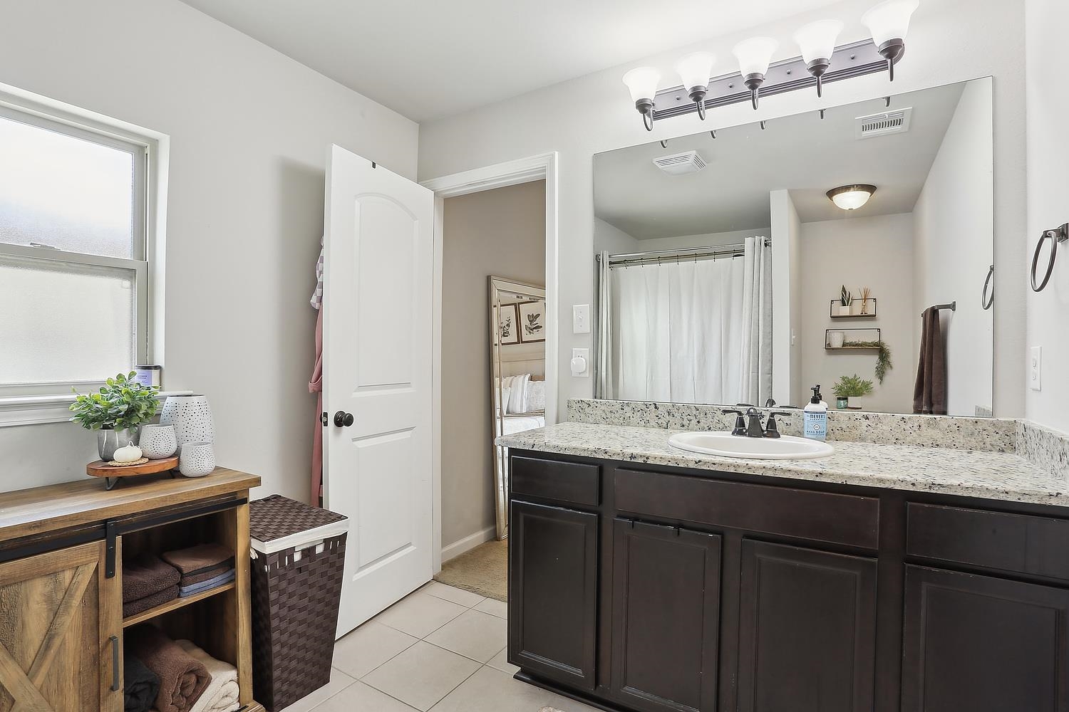 Denham Springs, Louisiana 70726, United States, 3 Bedrooms Bedrooms, ,2 BathroomsBathrooms,Residential,Pending,22296