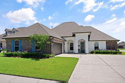 Homes For Sale - 100 Kings Wood Avenue<br/> Thibodaux, LA 70301