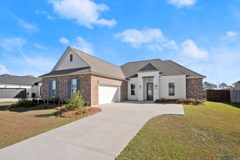 Homes For Sale - 10233 Oak Colony Blvd<br/> Baton Rouge, LA 70817