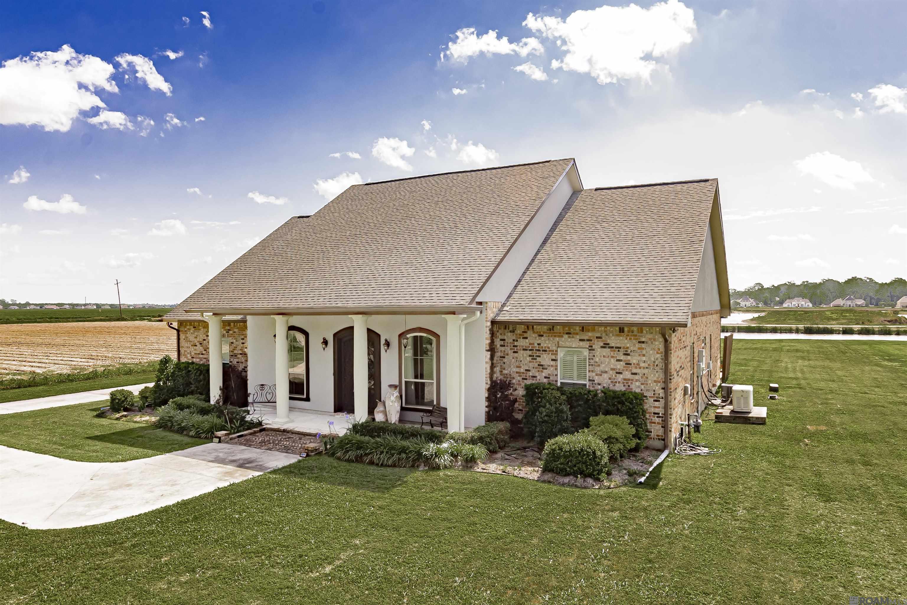 323 Silvery Ln, Port Allen, Louisiana image 2
