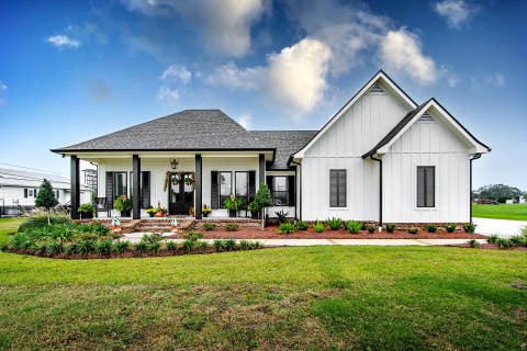 Homes For Sale - 2811 Bayou Blue Rd<br/> Houma, LA 70364