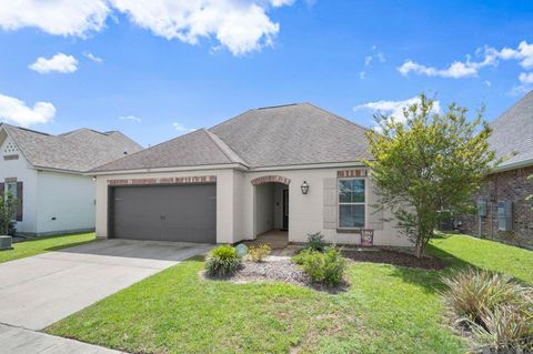 Homes For Sale - 471 Lake Breeze Dr<br/> Baton Rouge, LA 70820