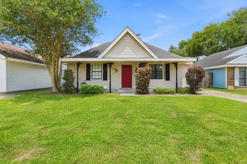 Homes For Sale - 423 Woodfield Boulevard<br/> Houma, LA 70364