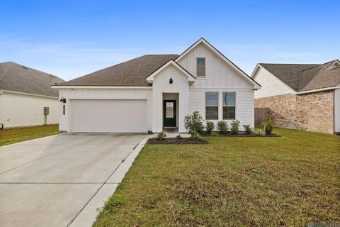 Homes For Sale - 12856 Silverbell Ave<br/> Denham Springs, LA 70726