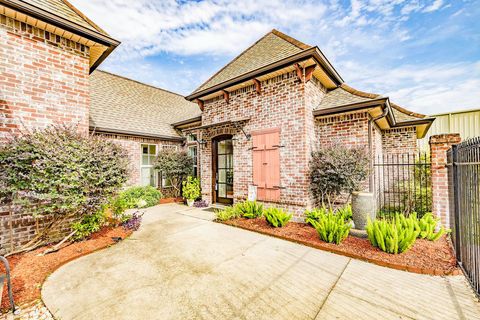 Homes For Sale - 111 Gentle Oak Boulevard<br/> Schriever, LA 70395