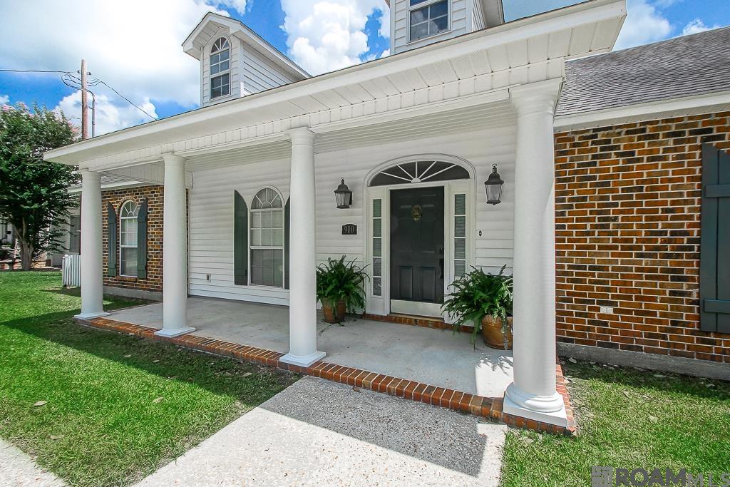 910 E Main St