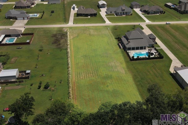 5700 HUNTERS POINTE LN, BRUSLY, LA 70719 - Image 45971ba8fed60bd50a2d1f8af4b374b7/195059883