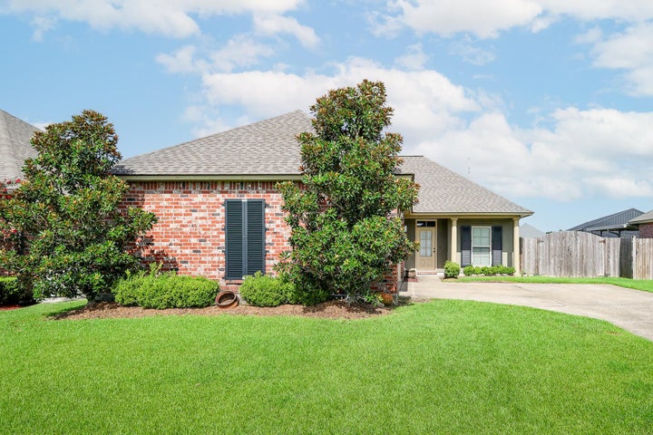 Photo 1 of 31 — 122 Dicharry Ct, Thibodaux, LA 70301
