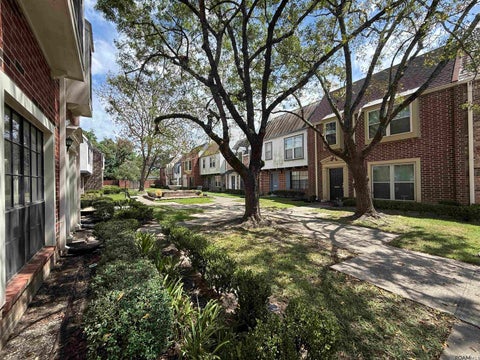 Townhouse For Sale - 10191 Jefferson Hwy<br/> Baton Rouge, LA 70809