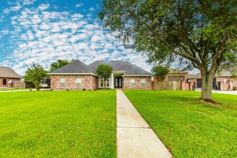 Homes For Sale - 255 Lake Decade Ct<br/> Houma, LA 70360
