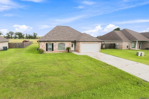Homes For Sale - 43266 N Henderson Ave<br/> Prairieville, LA 70769