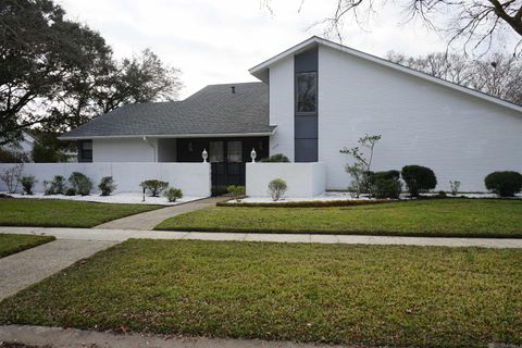 Homes For Sale - 12426 N Lake Sherwood Ave<br/> Baton Rouge, LA 70816