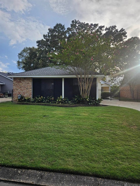 Homes For Sale - 1412 W Fairview Dr<br/> Baton Rouge, LA 70816