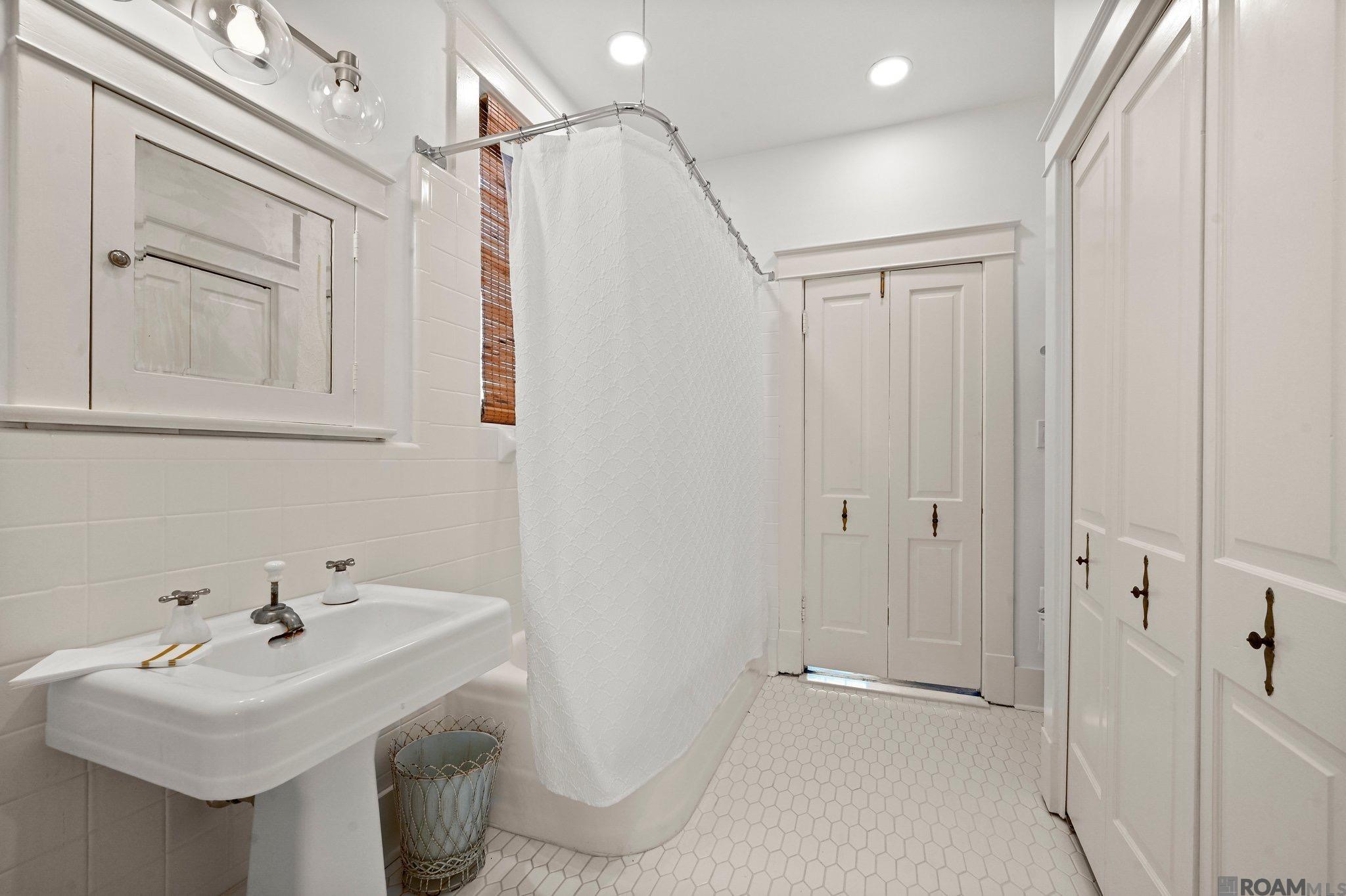 Baton Rouge, Louisiana, 70808, United States, 5 Bedrooms Bedrooms, ,4 BathroomsBathrooms,Residential,Active,2007075