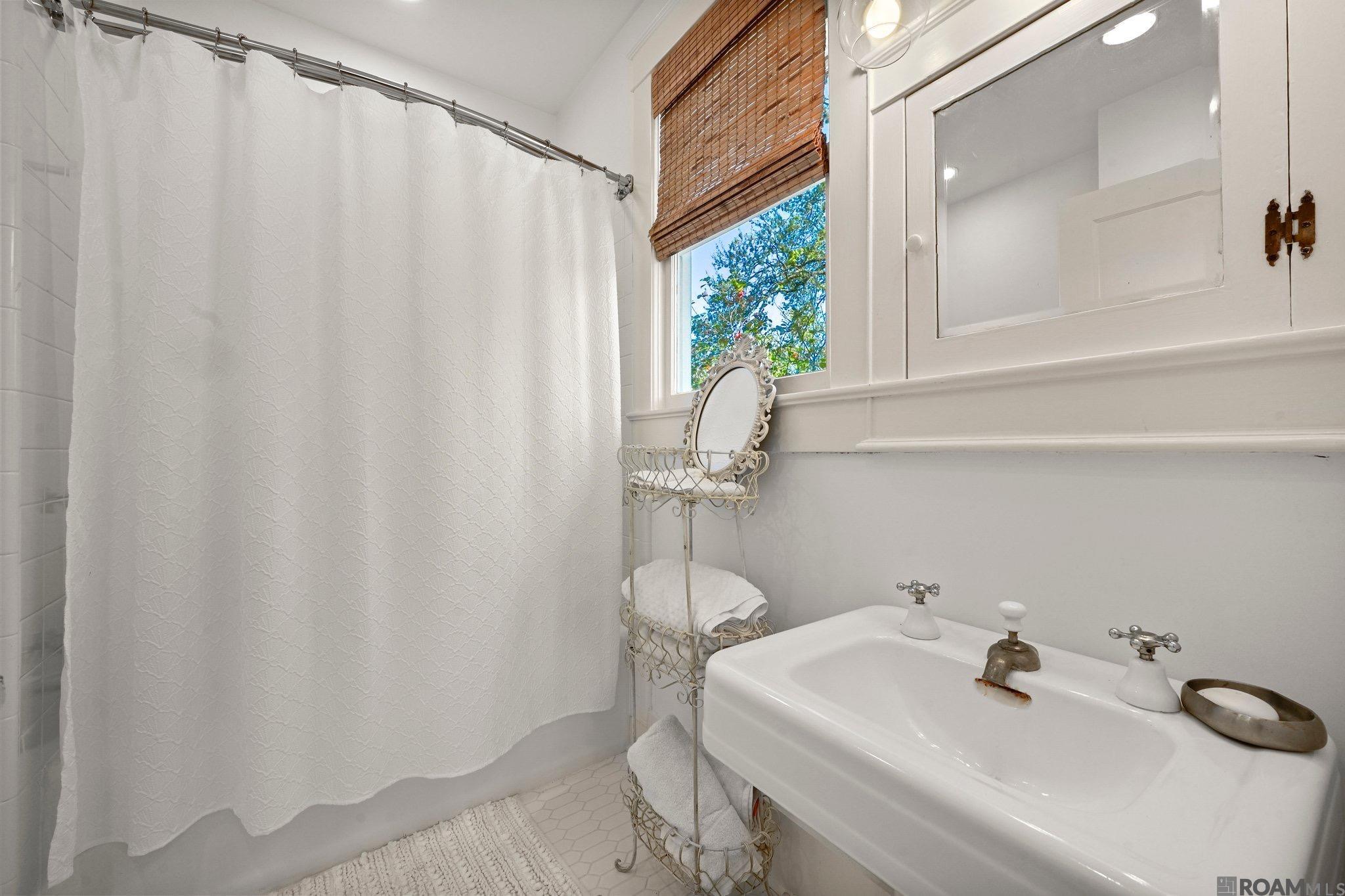 Baton Rouge, Louisiana, 70808, United States, 5 Bedrooms Bedrooms, ,4 BathroomsBathrooms,Residential,Active,2007075