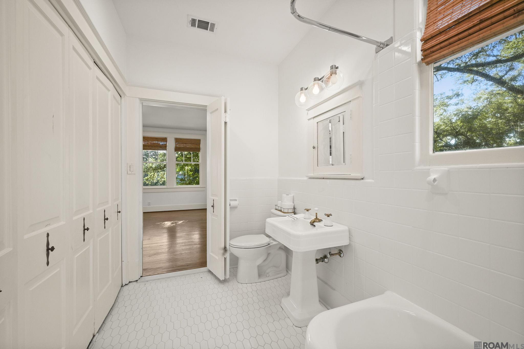 Baton Rouge, Louisiana, 70808, United States, 5 Bedrooms Bedrooms, ,4 BathroomsBathrooms,Residential,Active,2007075