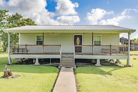 Homes For Sale - 553 Lake Long Drive<br/> Houma, LA 70364