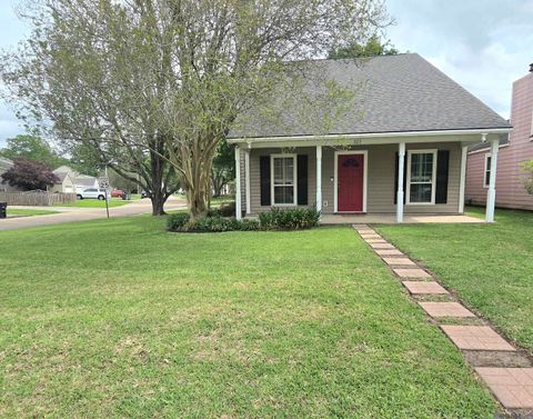 Homes For Sale - 825 Stoney Creek Ave<br/> Baton Rouge, LA 70808