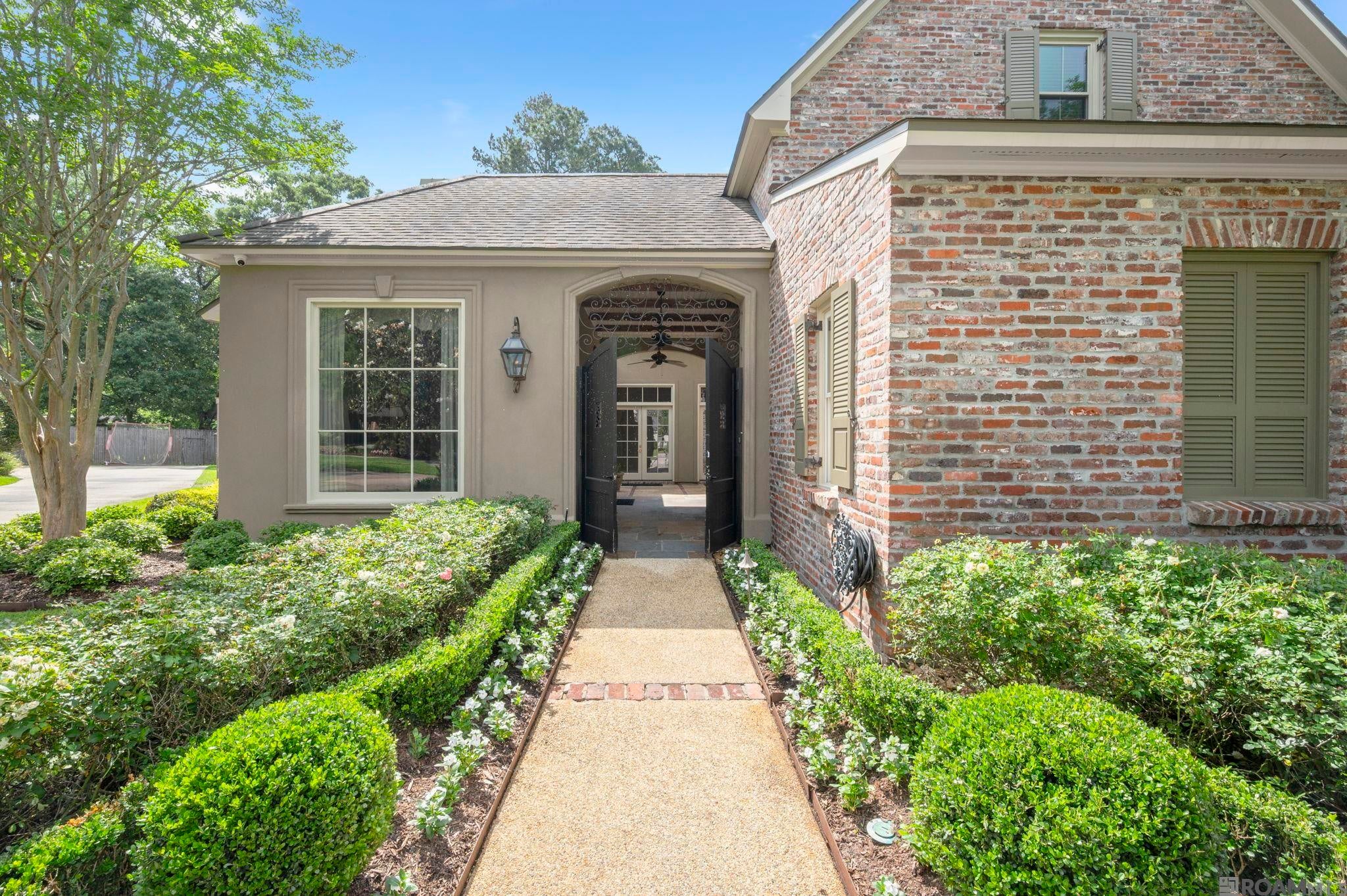 Baton Rouge, Louisiana, 70808, United States, 4 Bedrooms Bedrooms, ,5 BathroomsBathrooms,Residential,Active,2038944