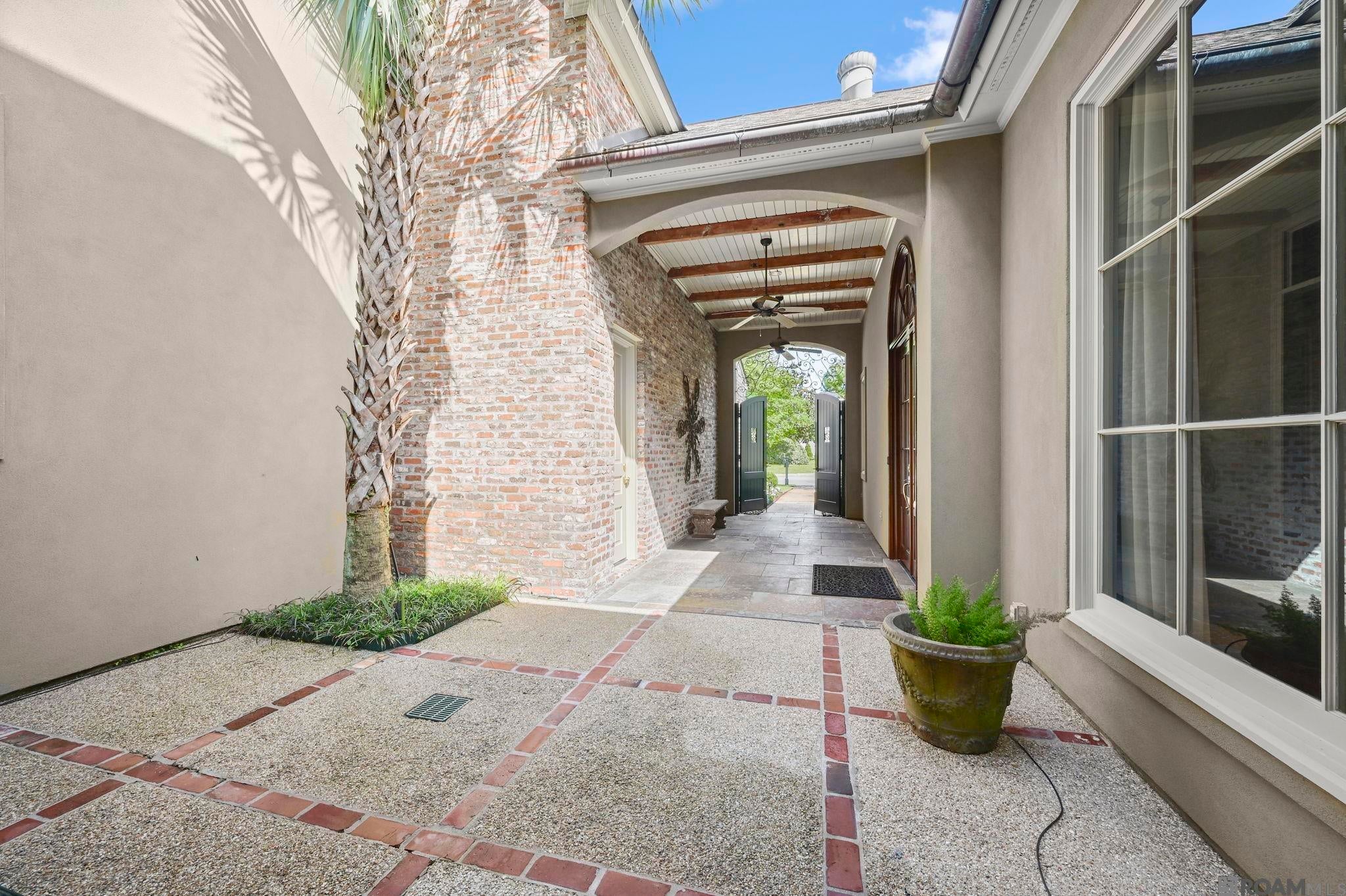 Baton Rouge, Louisiana, 70808, United States, 4 Bedrooms Bedrooms, ,5 BathroomsBathrooms,Residential,Active,2038944