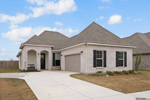 Homes For Sale - 17420 Castle Dr<br/> Prairieville, LA 70769
