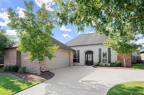 Homes For Sale - 14526 Lake Town Dr<br/> Baton Rouge, LA 70810