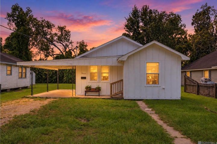 Photo 1 of 21 — 211 E Caldwell St, Gonzales, LA 70737