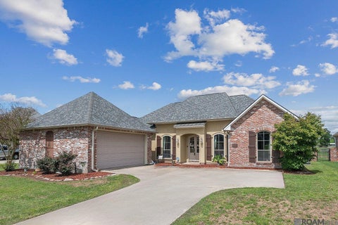 Homes For Sale - 927 Fairwinds Ave<br/> Zachary, LA 70791