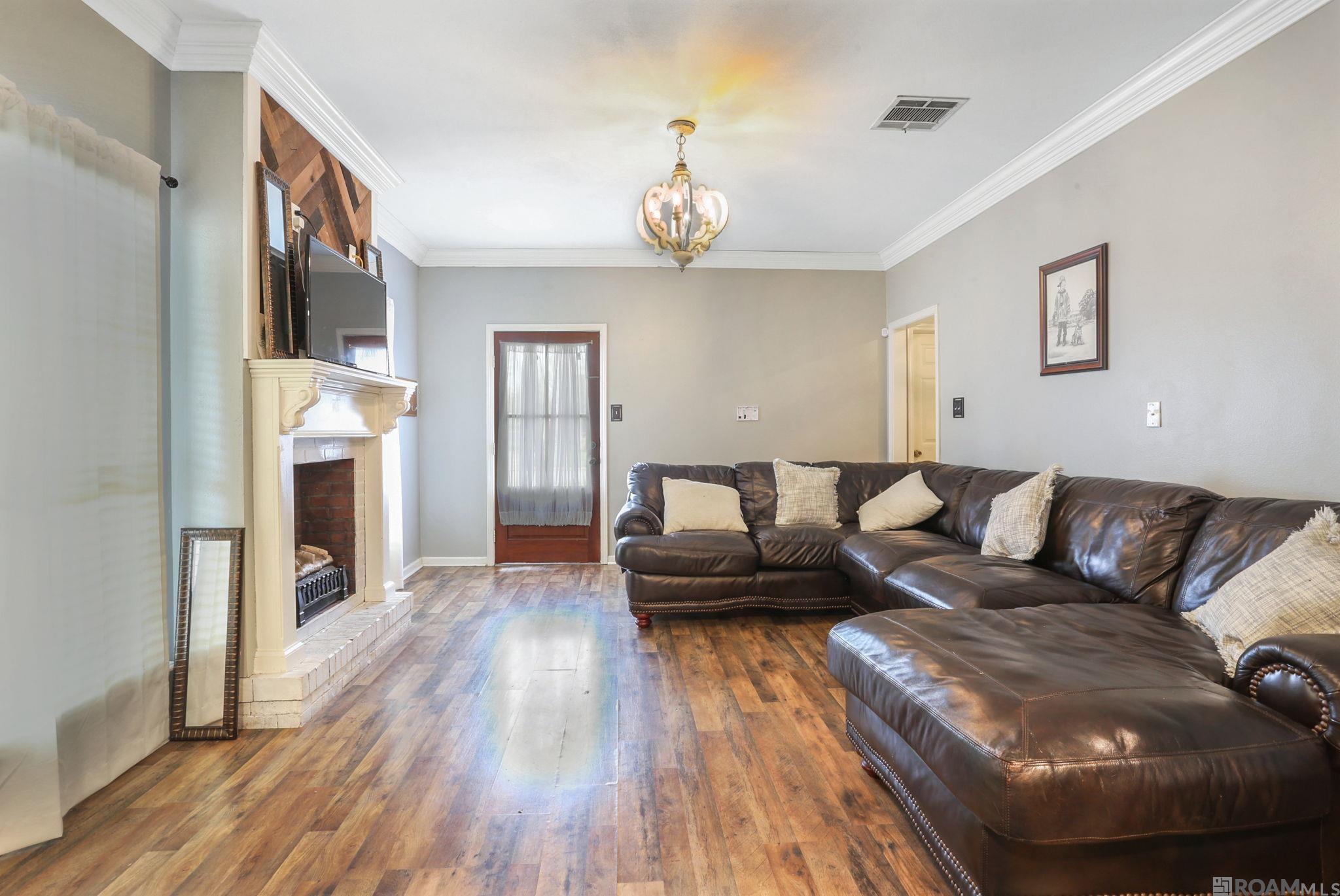 2019 E Catalpa St, Gonzales, Louisiana image 2