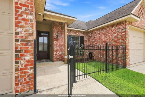 Townhouse For Sale - 26690 Palmetto Lake Court West Ct<br/> Denham Springs, LA 70726