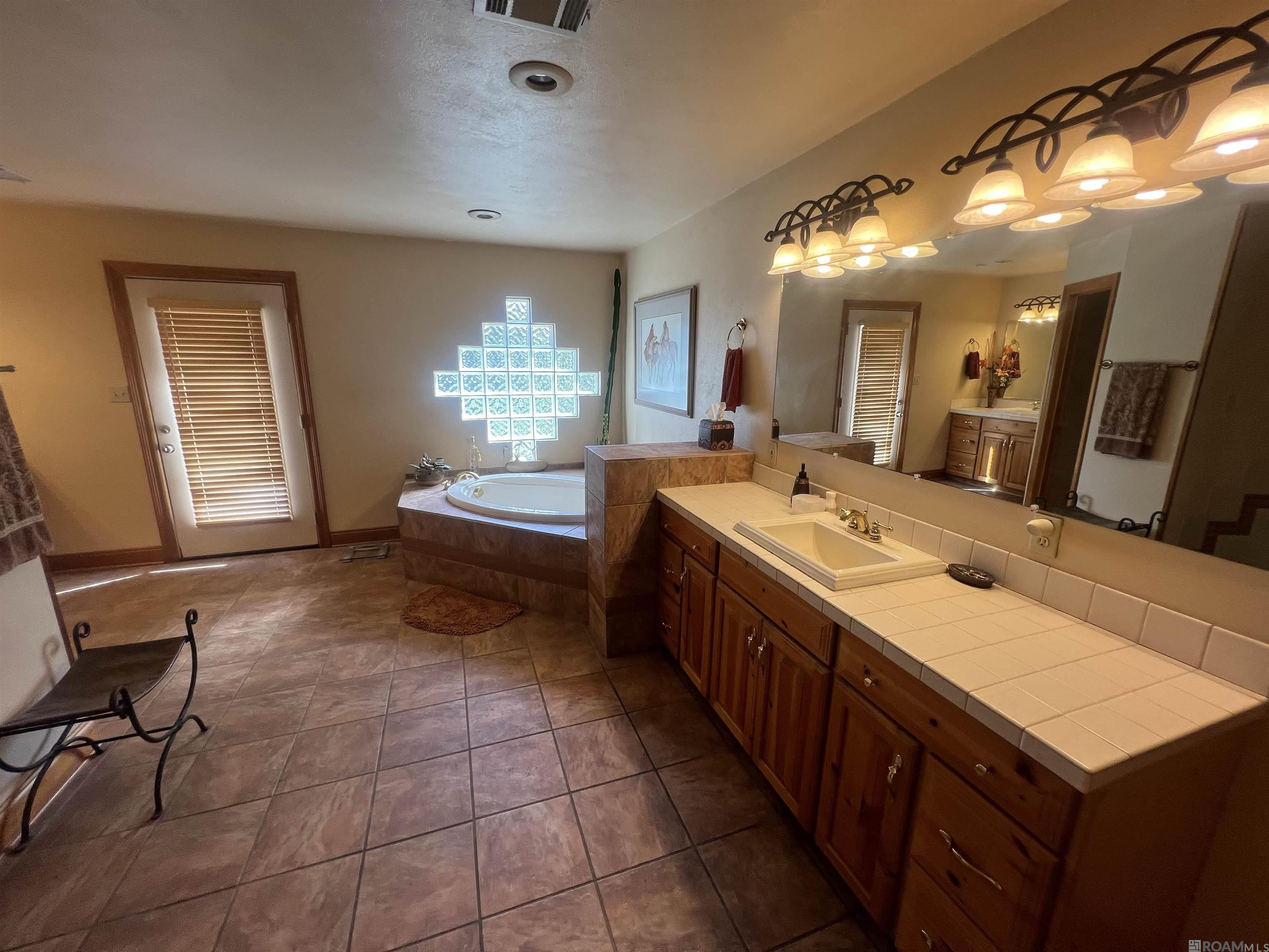 St Francisville, Louisiana, 70775, United States, 3 Bedrooms Bedrooms, ,2 BathroomsBathrooms,Residential,Active,2041573