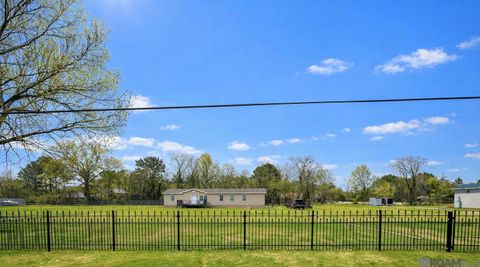 Mobile Home For Sale - 18398 Magnolia Est<br/> Ascension County, Prairieville, LA 70769