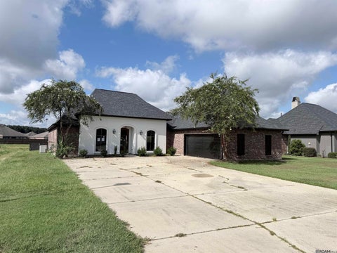 Homes For Sale - 10144 Garden Oaks Ave<br/> Denham Springs, LA 70706