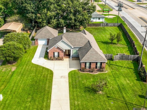 Homes For Sale - 7993 Denham Chase Ave<br/> Denham Springs, LA 70726
