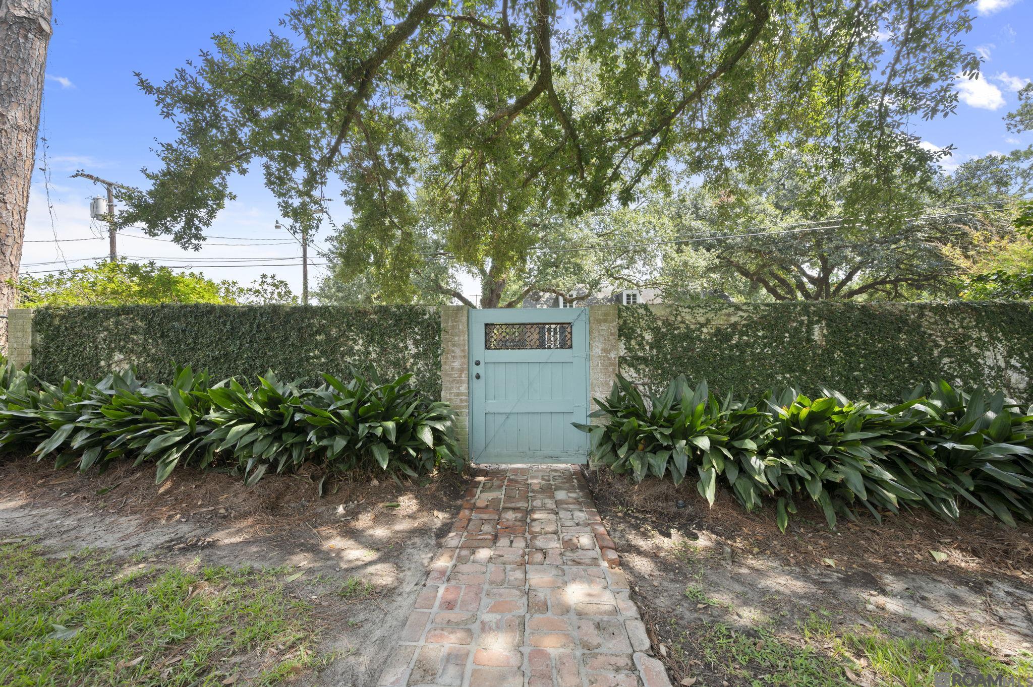 Baton Rouge, Louisiana, 70808, United States, 4 Bedrooms Bedrooms, ,5 BathroomsBathrooms,Residential,Active,1945865