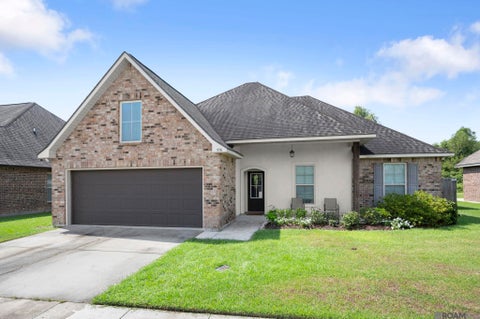 Homes For Sale - 976 Cedar Trail Ave<br/> Zachary, LA 70791