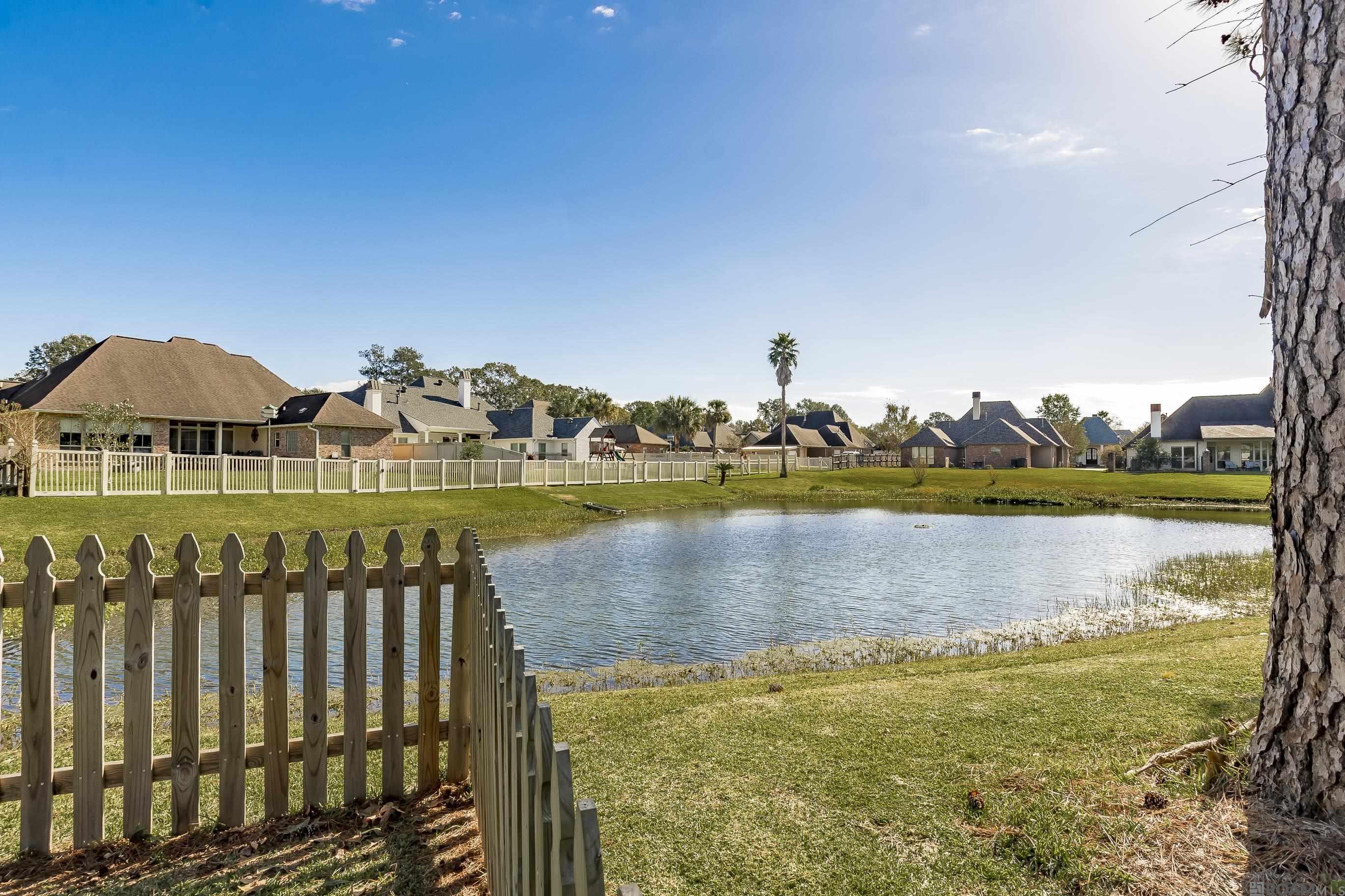 Baton Rouge, Louisiana 70817, United States, 4 Bedrooms Bedrooms, ,3 BathroomsBathrooms,Residential,Pending,29740